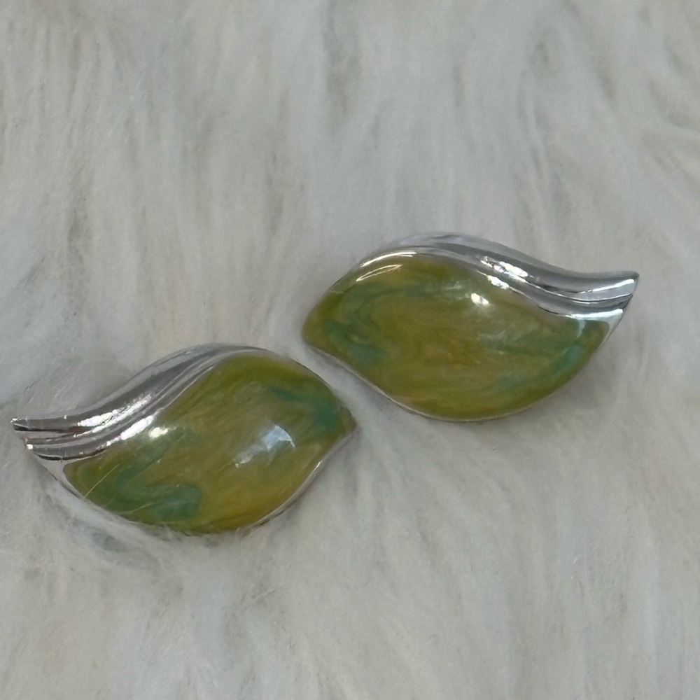 (204)Green Leaf-Shaped Enamel Clip-On Earrings - Women Jewelry